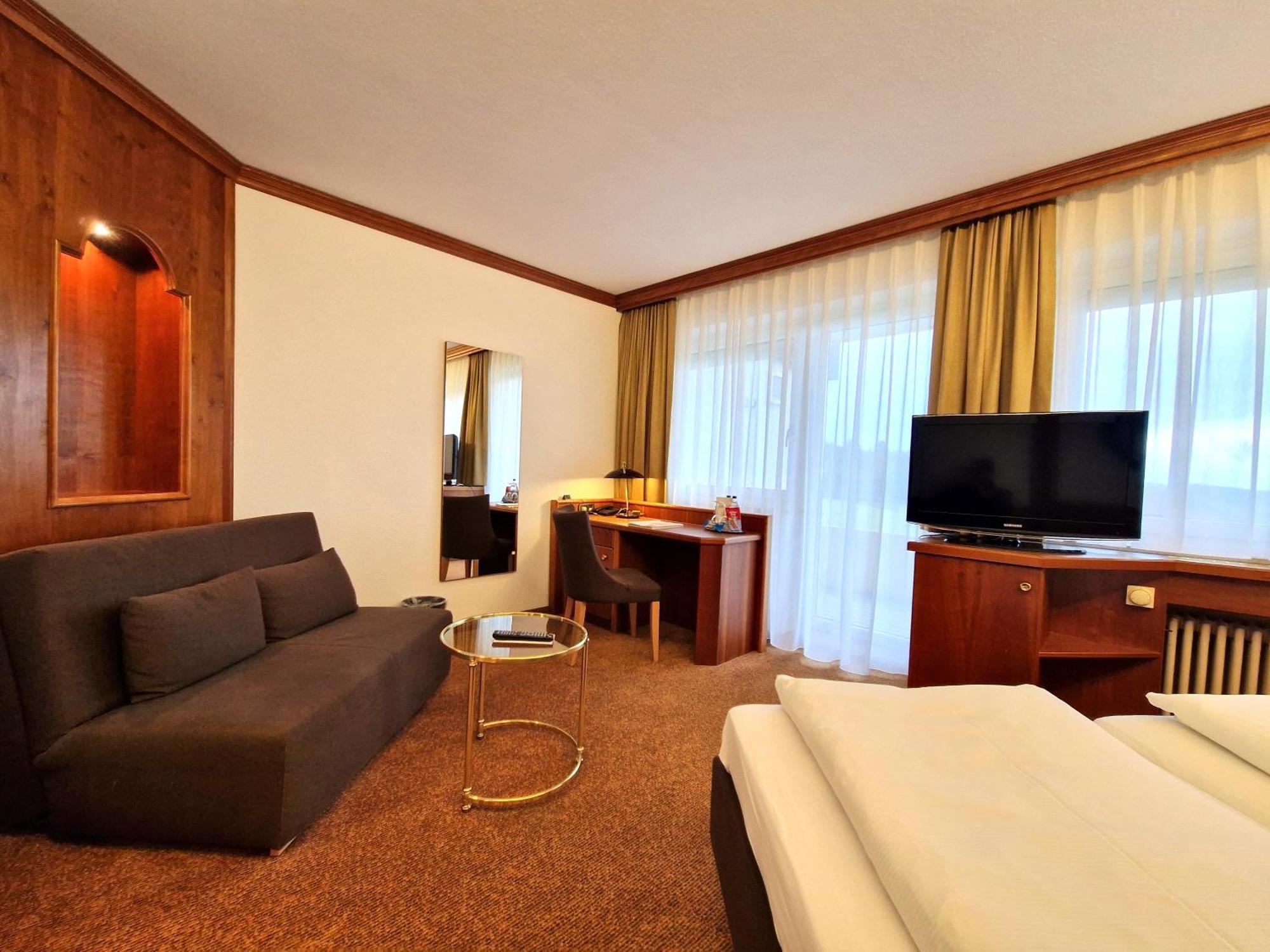 Badhotel Restaurant Stauferland Bad Boll Ngoại thất bức ảnh