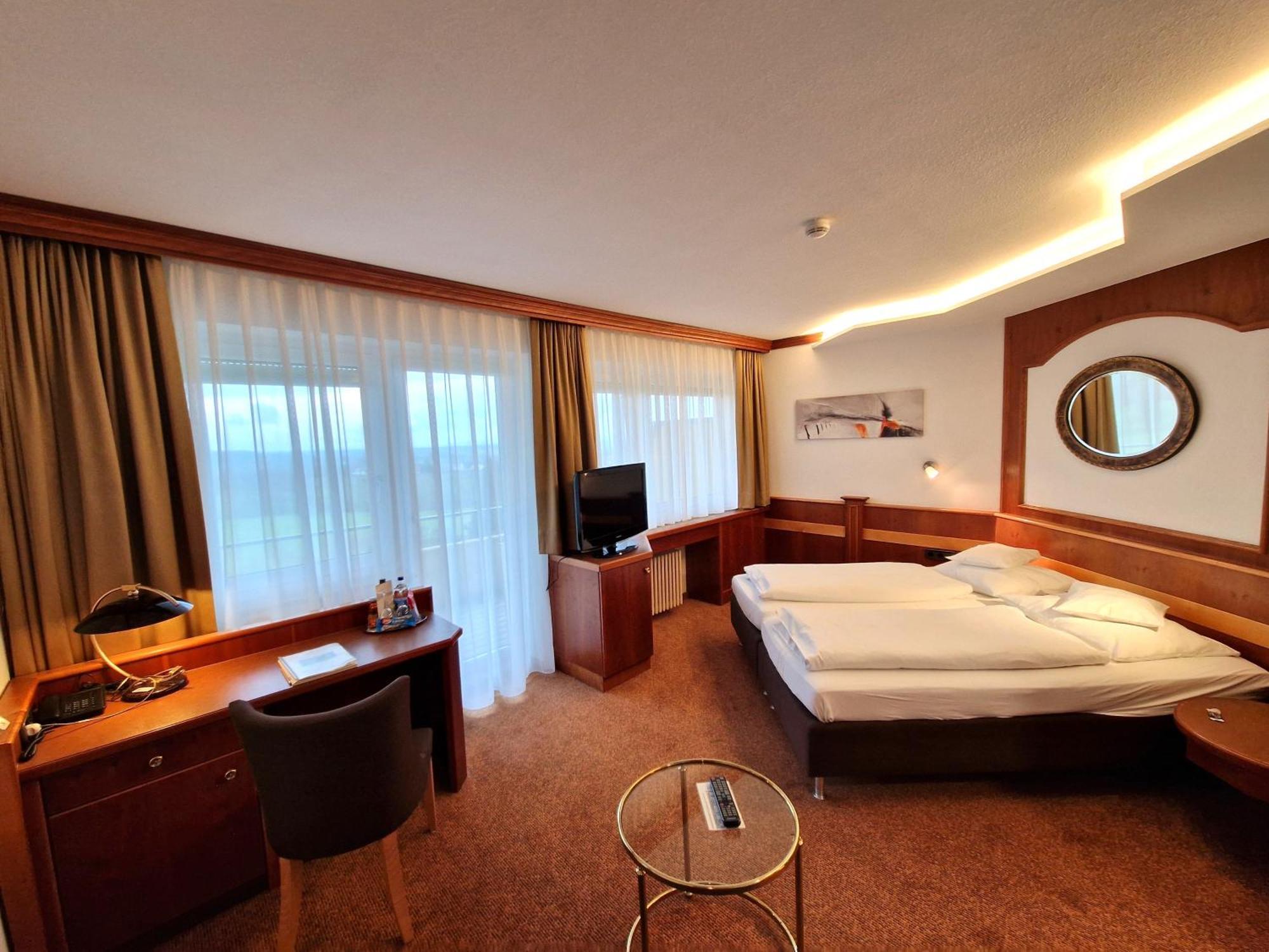 Badhotel Restaurant Stauferland Bad Boll Ngoại thất bức ảnh