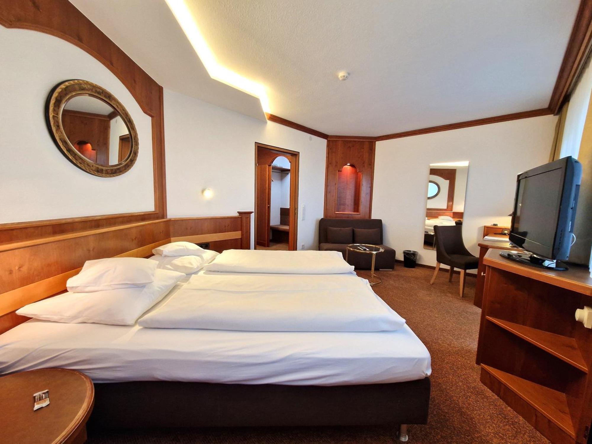 Badhotel Restaurant Stauferland Bad Boll Ngoại thất bức ảnh