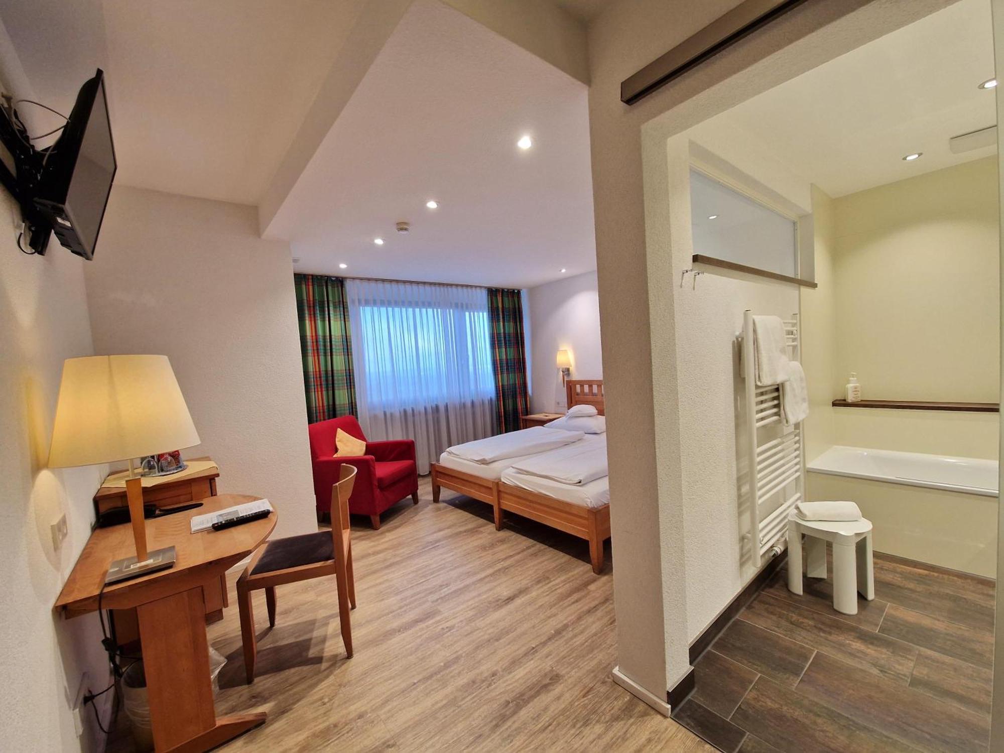 Badhotel Restaurant Stauferland Bad Boll Ngoại thất bức ảnh