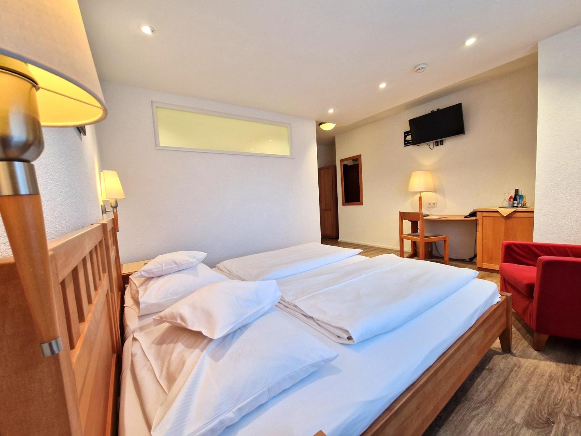 Badhotel Restaurant Stauferland Bad Boll Ngoại thất bức ảnh