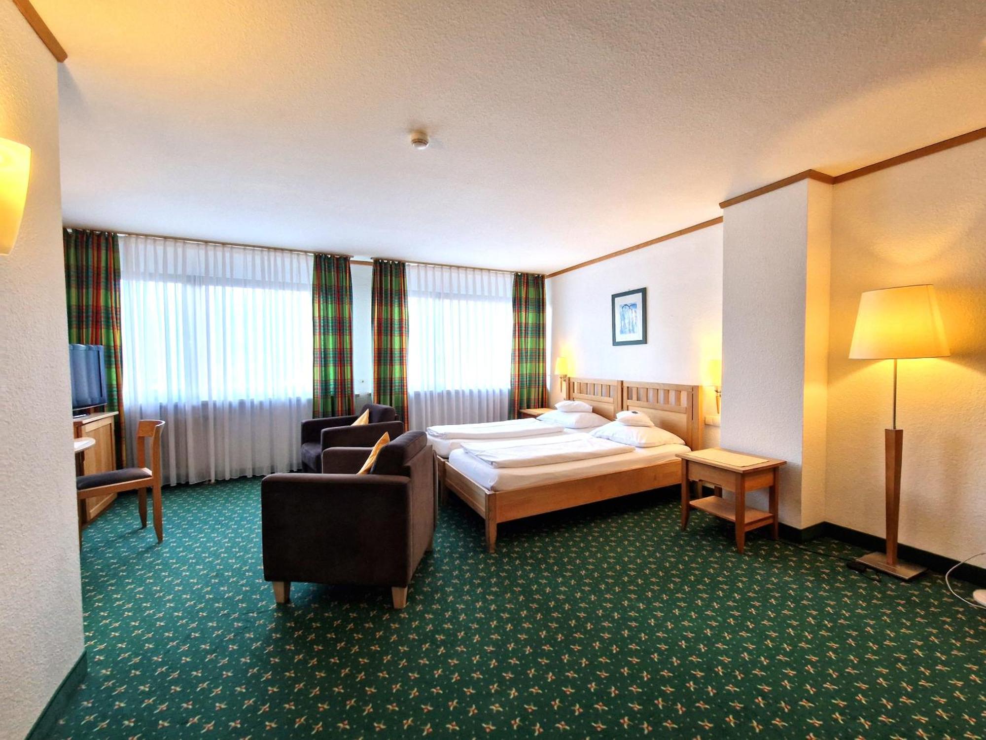 Badhotel Restaurant Stauferland Bad Boll Ngoại thất bức ảnh