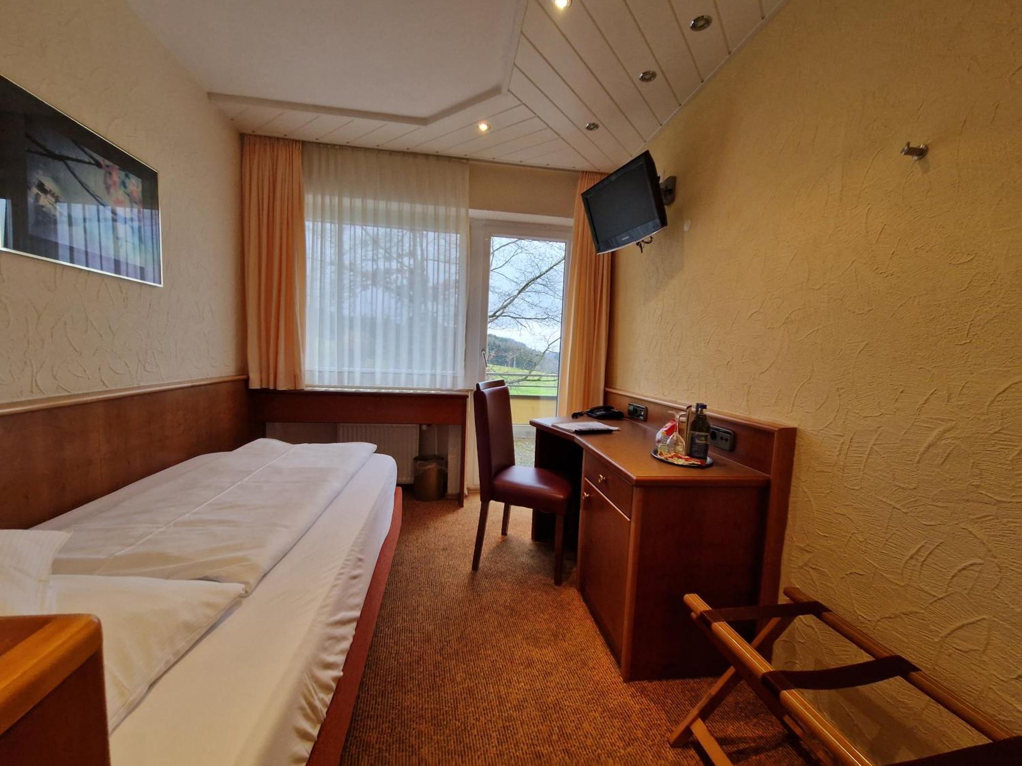 Badhotel Restaurant Stauferland Bad Boll Ngoại thất bức ảnh
